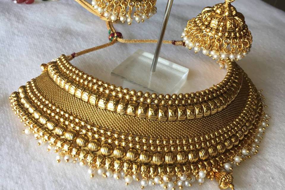 Gold necklace set