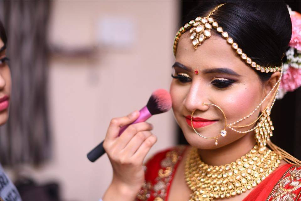 Ayushi Sanghvi Makeup Artist