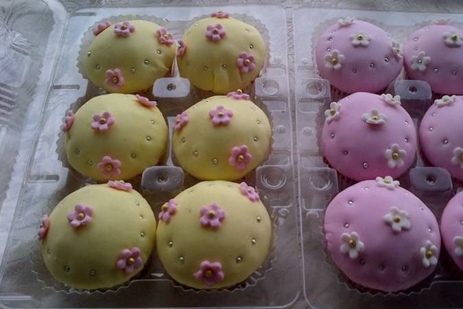 Strawberry and pineapple fondant cupcakes