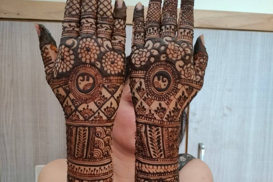 Back hand mehendi