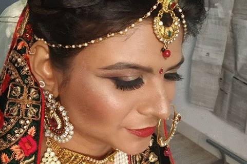 PC Makeovers By Pooja Chouhan
