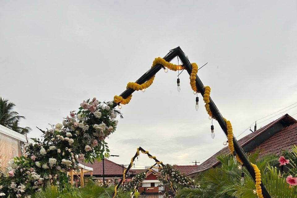 Nila Lawn Entry Arch