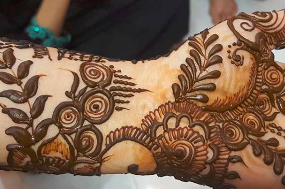 Henna by Zil For mehendi bookings and classes contact  -9833263353/7021743362 . . . . . . . . . . #hennabyzil #hennaartbyzil # mehendi… | Instagram