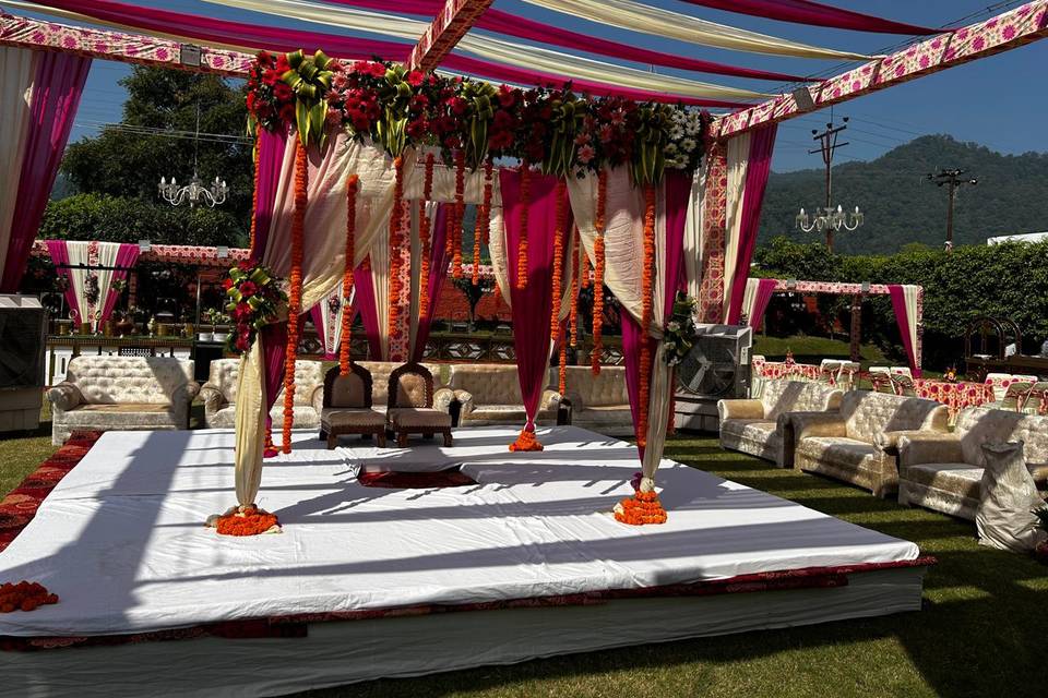 Mandap beneath Mountains