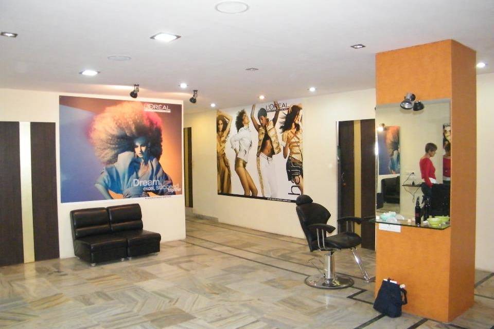Guys & Dolls Unisex Salon & Makeup Studio