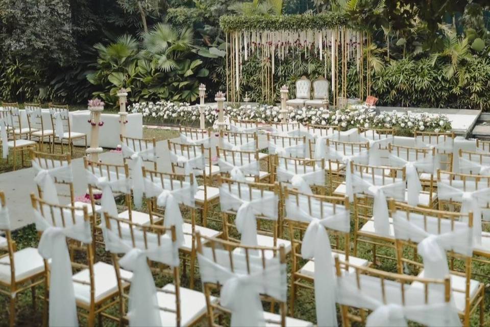 Evergreen White Mandap Theme