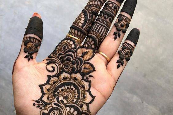 Mehndi Creations - Thankyou @Saloni Thanki for sharing this classic shot on  your wedding day, showing perfect results! #mehndidesign #mehndi #henna  #artist #indianwedding #asianwedding #bridalhenna #symmetry  #mehndistainedhands #mehndistain | Facebook