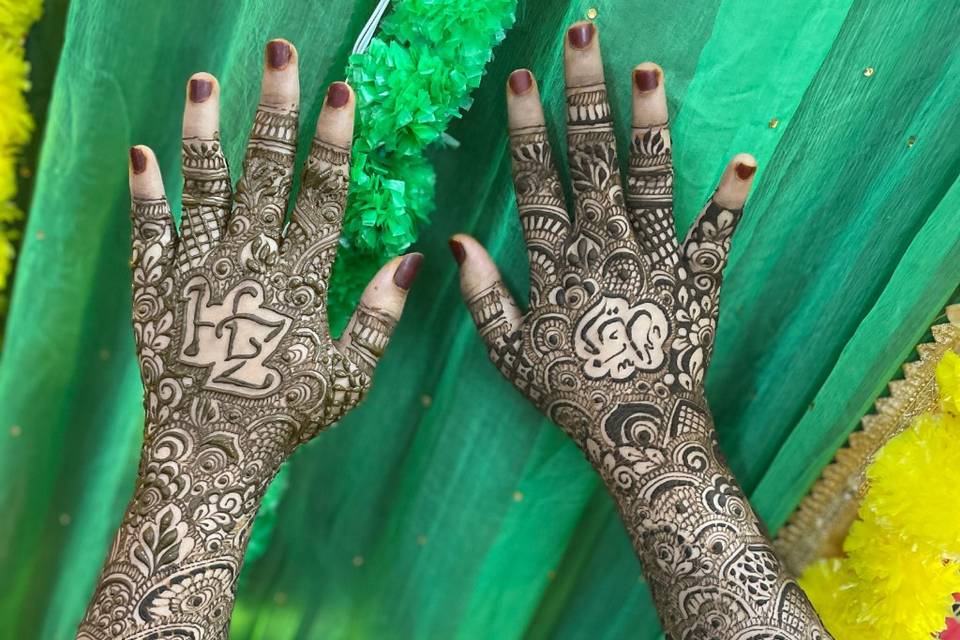 Back hands bridal mehendi