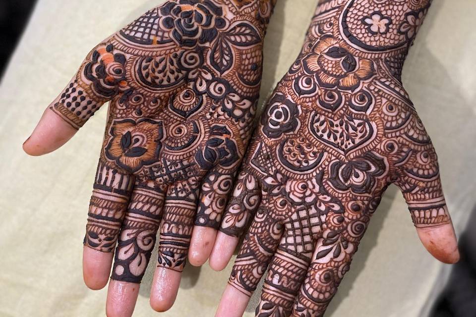 Floral look mehendi