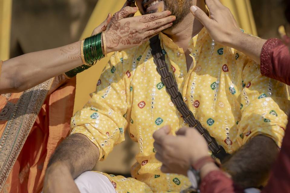 Abhijeet & Sukhadha ( Haldi )