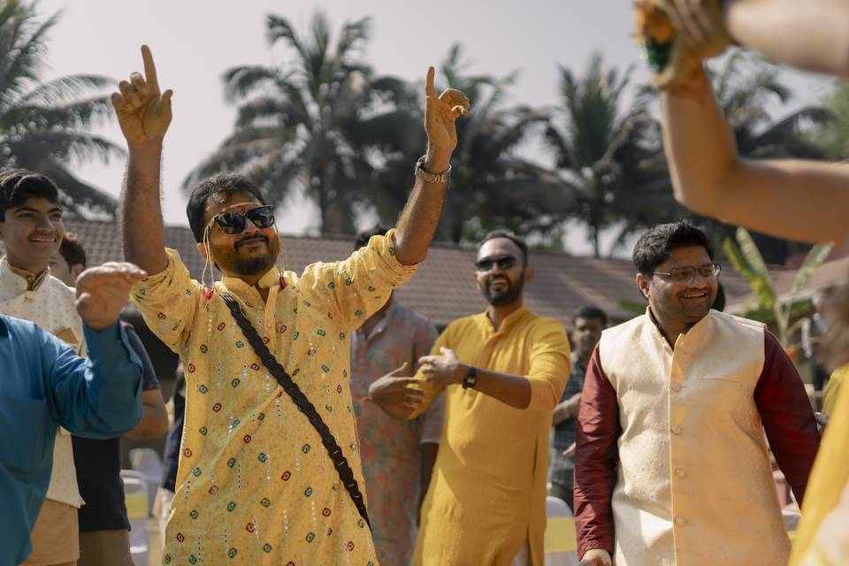 Abhijeet & Sukhadha ( Haldi )