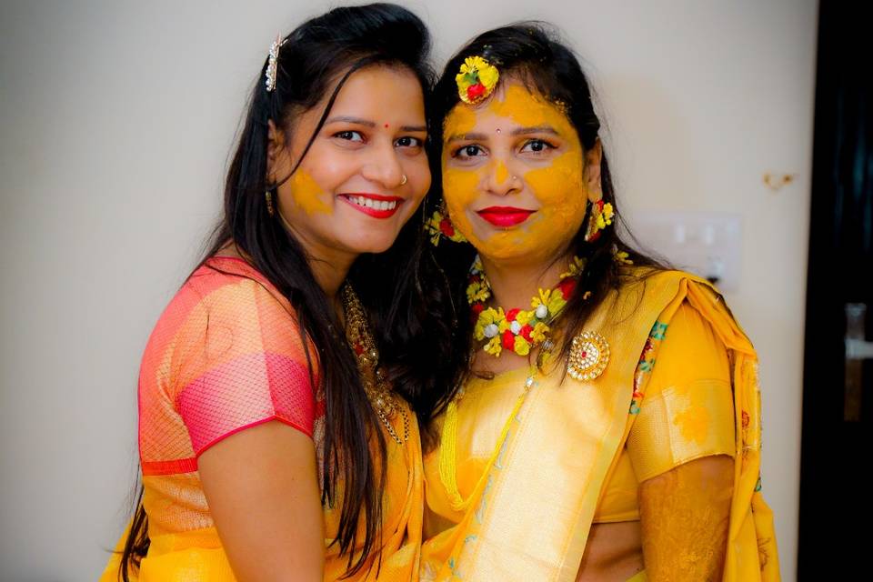 Bride with her sister haldi sh