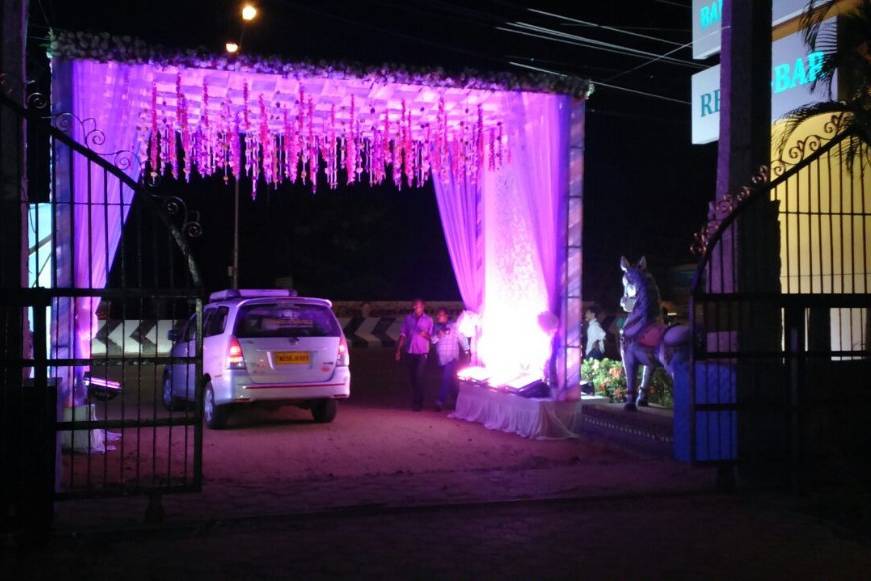 Entrance decor and lighting