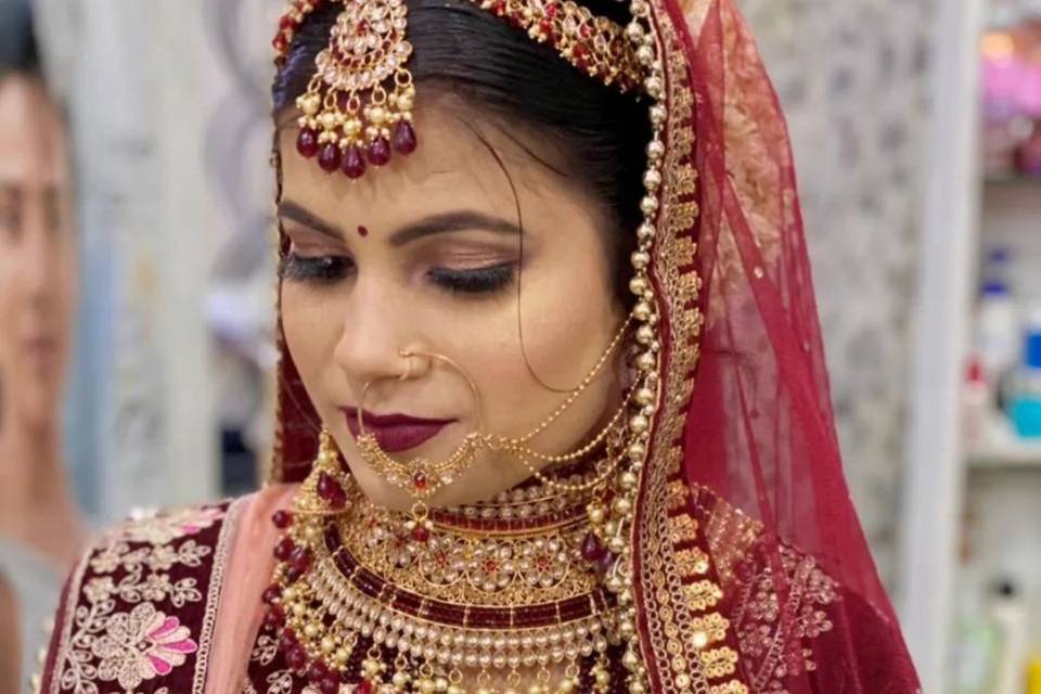 Pin by Aneela on Projects to try  Pakistani bridal hairstyles Bridal hair  inspiration Bridal hairdo