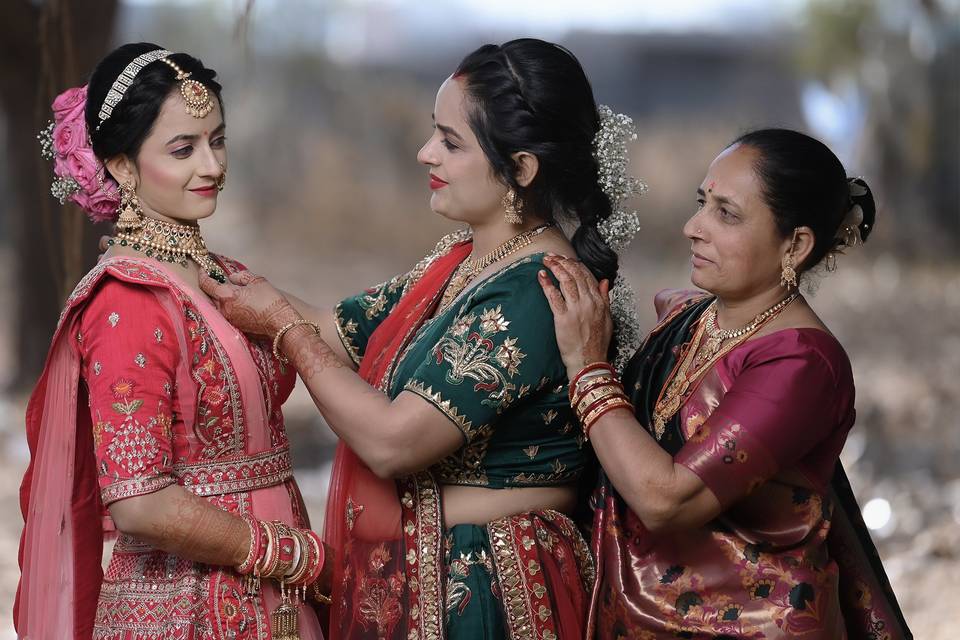 BRIDE WITH SISTER & MOM