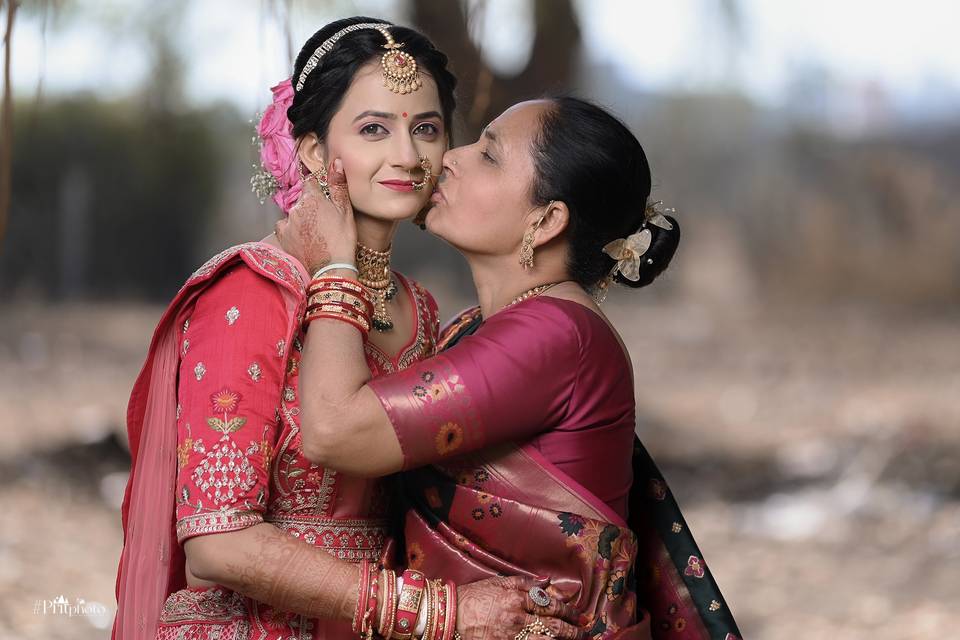 BRIDE WITH MOM