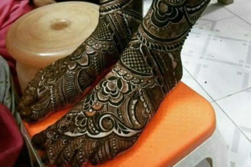 Pin by Amina khan on New mehndi designs | Legs mehndi design, Mehndi designs,  Khafif mehndi design