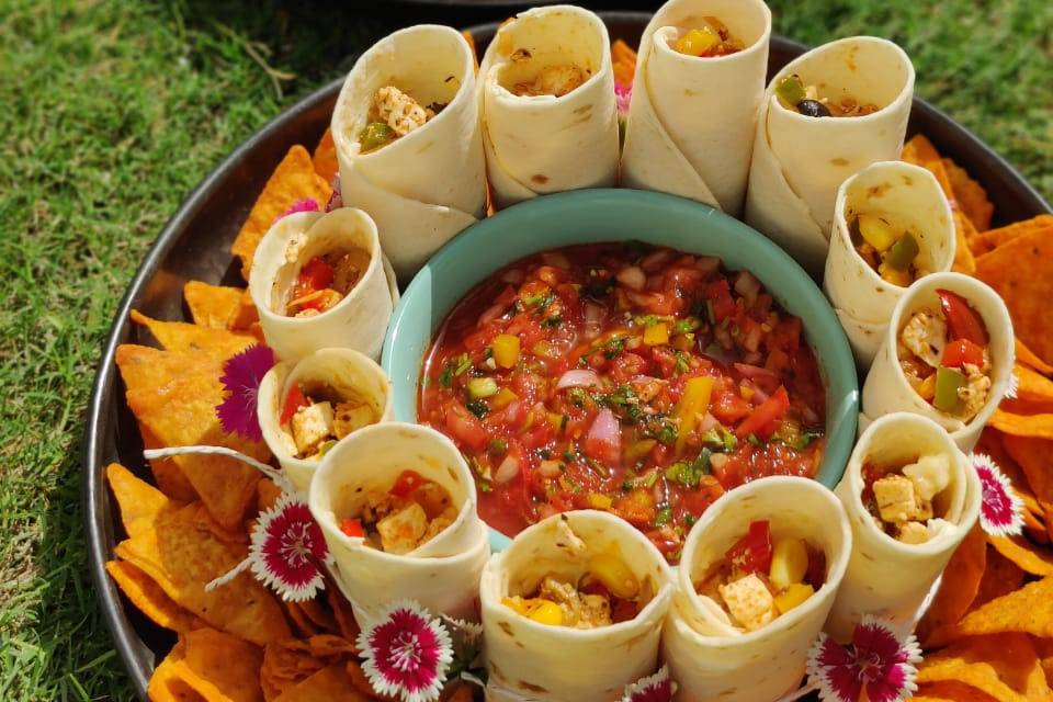 Fajita with salsa platters
