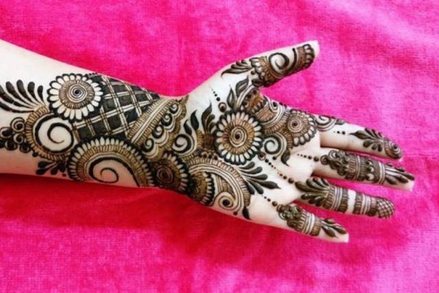 New Stylish and Easy Mehndi Design for Front Hand || Arham Mehndi Designs |  For More Video visit my Youtube Channel:  https://www.youtube.com/c/ArhamMehndiDesigns/videos #heena #mehandi #mehndi  #mehndiartist #art #bridalmehndi... | By Arham Mehndi