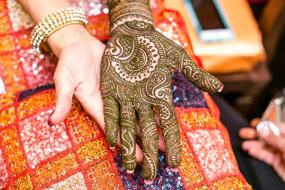 Dark Mehndi Tips: 6 Natural Ways to Make your Mehendi Darker | How to Get  Dark Mehndi Colour for Hands