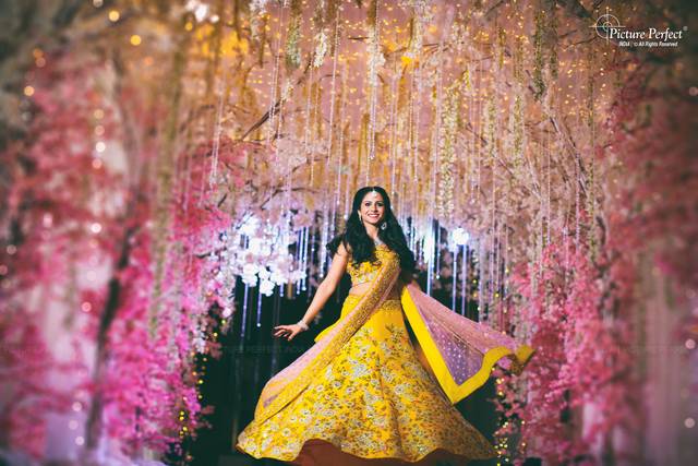 Gorgeous twirling bride!