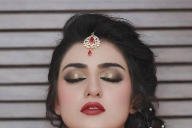 Resplendent in an elegant grey gown Noor is a vision to behold in this  glamorous makeup look! Makeup by: @aashvohra In frame: @noorvishu... |  Instagram