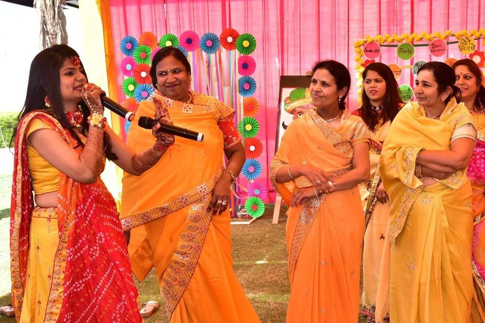 Emcee Mona Birla