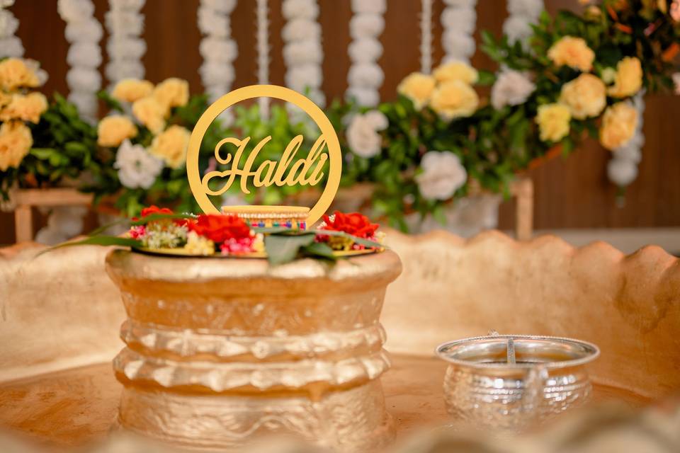 Kanika & Aakash Haldi