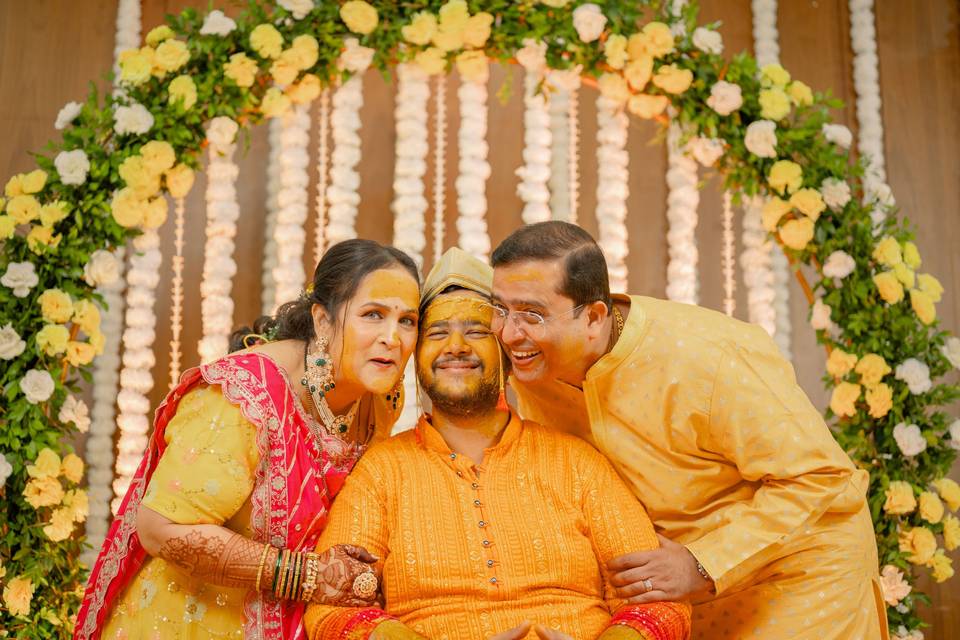 Kanika & Aakash Haldi