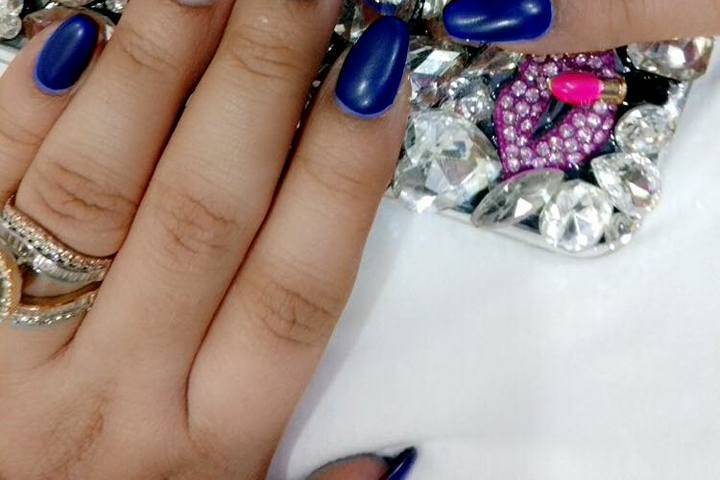 Shiny blue nails