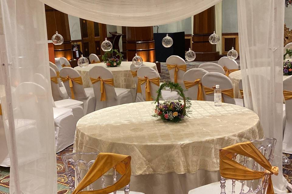 Bride groom dinner table