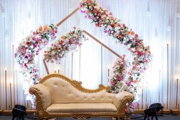 Simple elegant reception decor