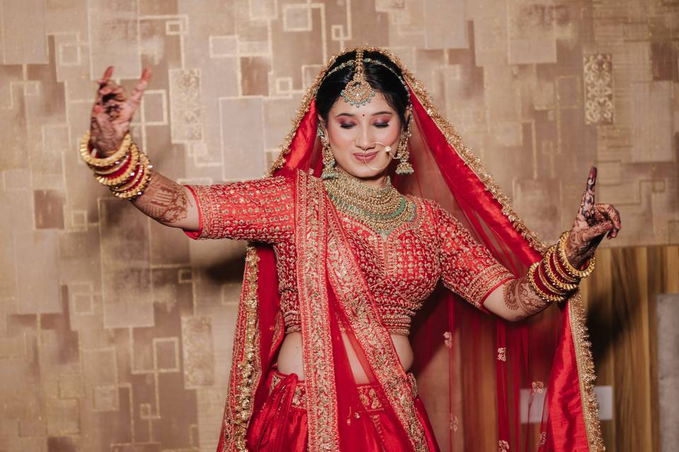 Bride Dancing - weddingpur