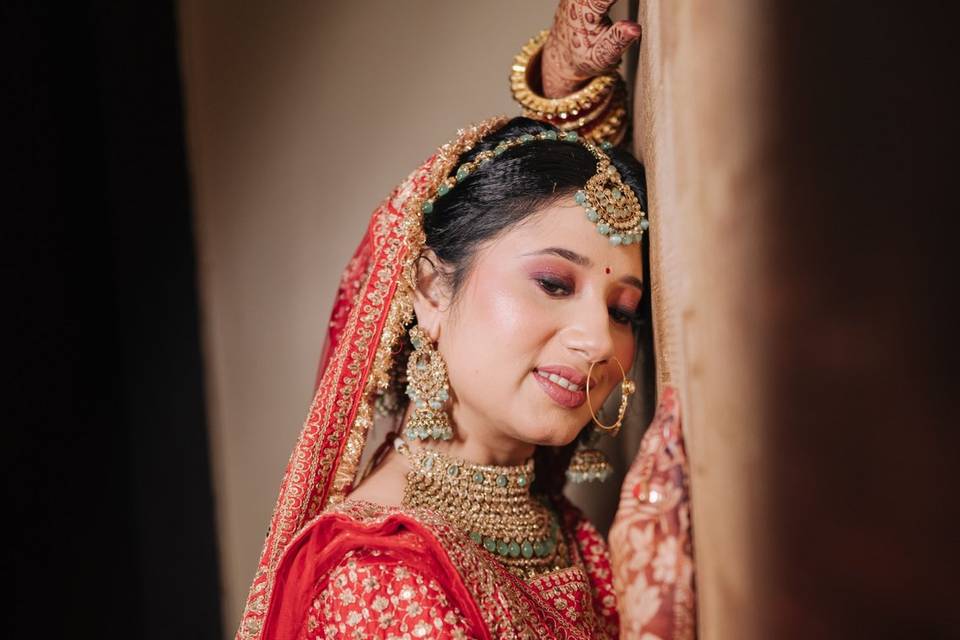 Bride in red lahanga