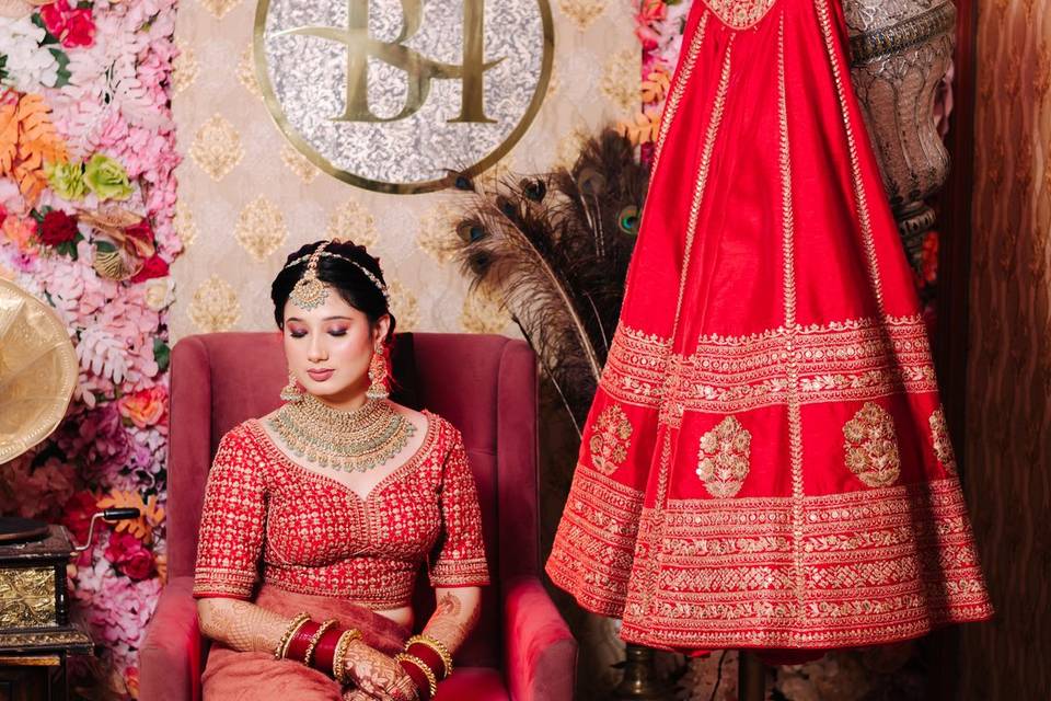 Bride sitting with her lahanga