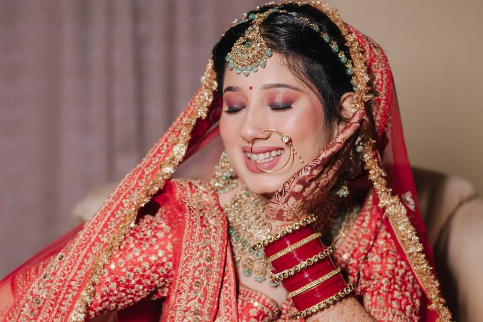 Desi bridal Pose - weddingpur