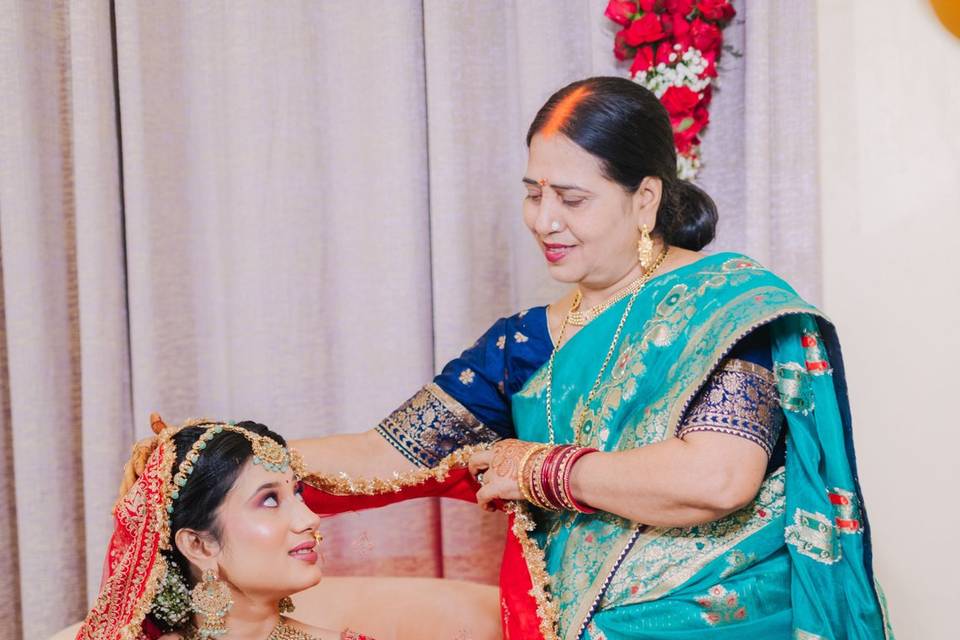 Mother setting Bride's dupatta