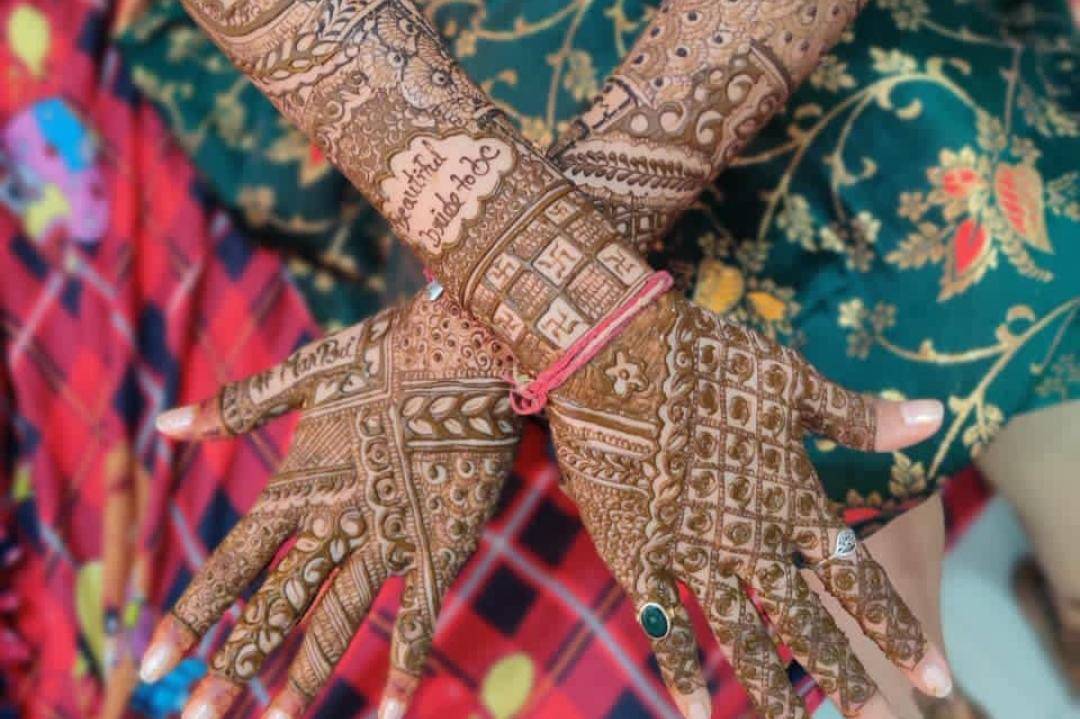 Karwa Chauth 2022 Mehndi Design: करवा चौथ पर ये आसान और खूबसूरत मेहंदी  डिजाइन अपनी हथेलियों पर रचाकर अपने त्यौहार में लगाएं चार चादं, देखें  ट्यूटोरियल ...