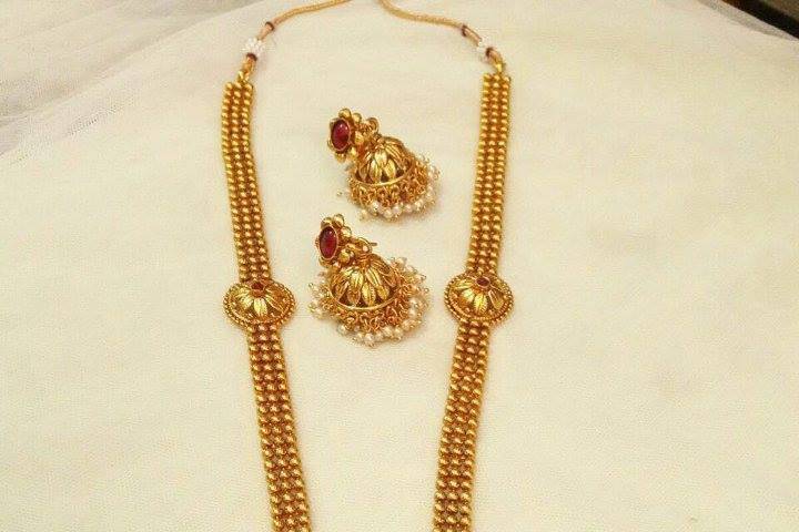 Necklace and earring set