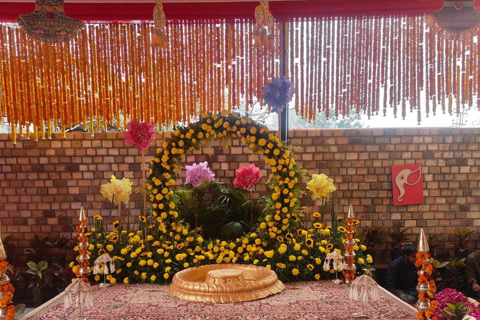 Haldi original flowers setup