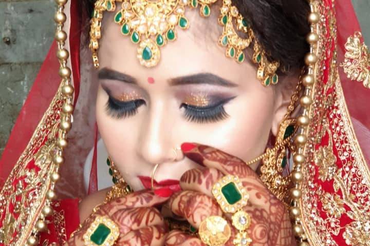 Rakhi's Bajaj Modern Beauty & Cut