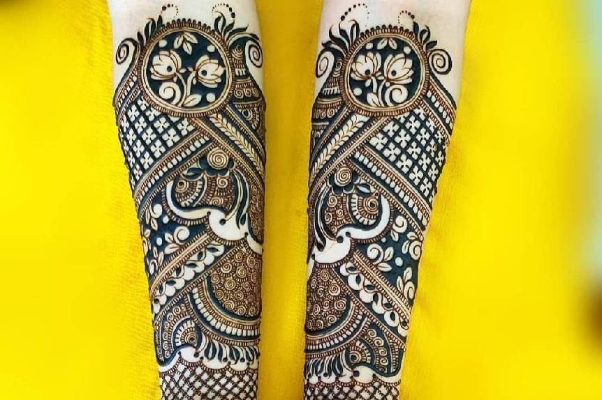 Professional mehndi artist