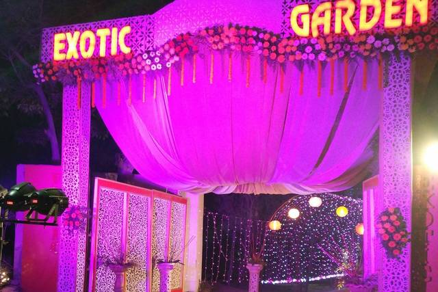 Exotic Garden Entrance Decor