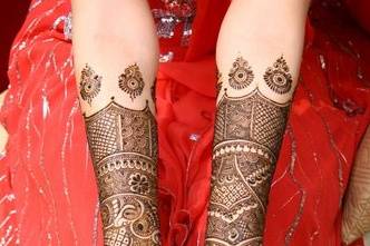 Mehendi Artist Pushpa Gohil - #mehendiclass #classdemo #indianwedding  #bridalhennadesigns #wedding #wedmegood #mehandiceremony #weddingsutra  #indianmehendi #sabyasachibride #punjabiwedding #mehandidesign  #destinationwedding #potraitmehendi #mehndi ...