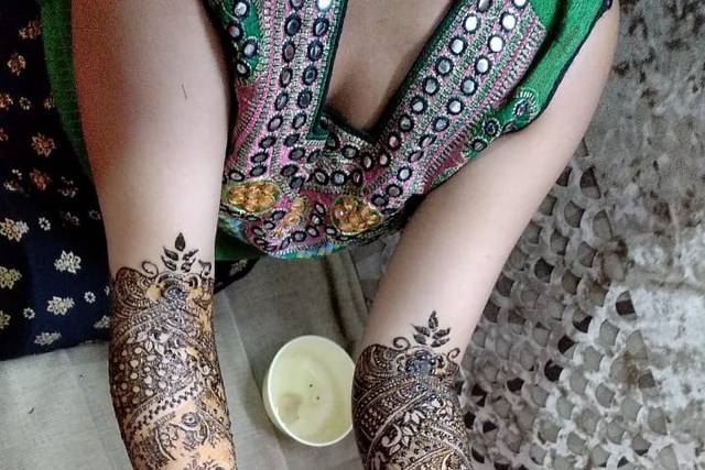 Minimalist & OTT Bridal Mehendi Designs For The Shaadi Season | Femina.in