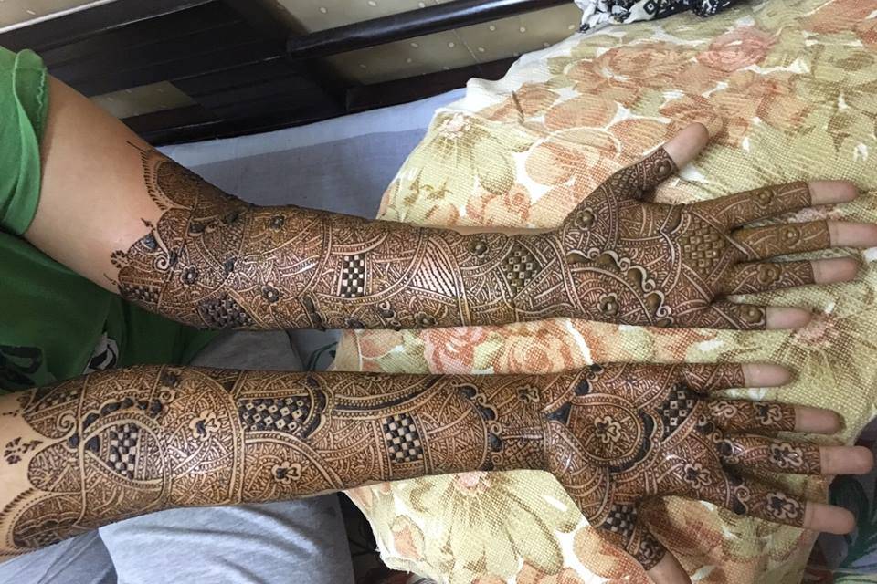 Fatma khatri mehndi artist