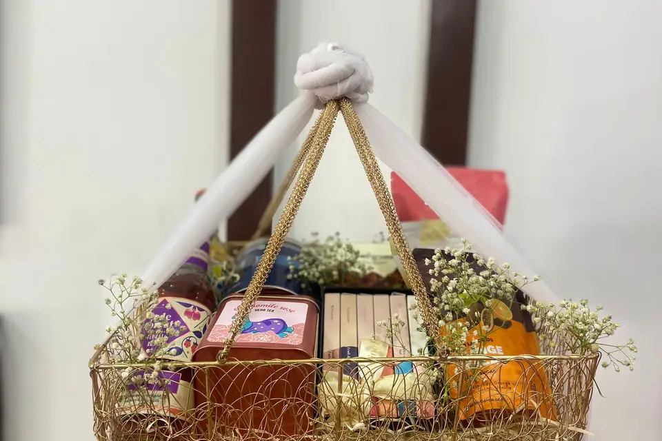Traditional Desi Gift Basket for Her Online Shopping in Pakistan