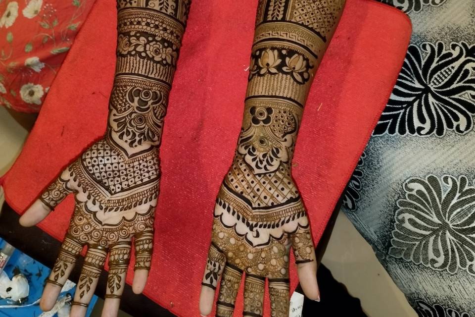 Ayesha Mehendi Artist