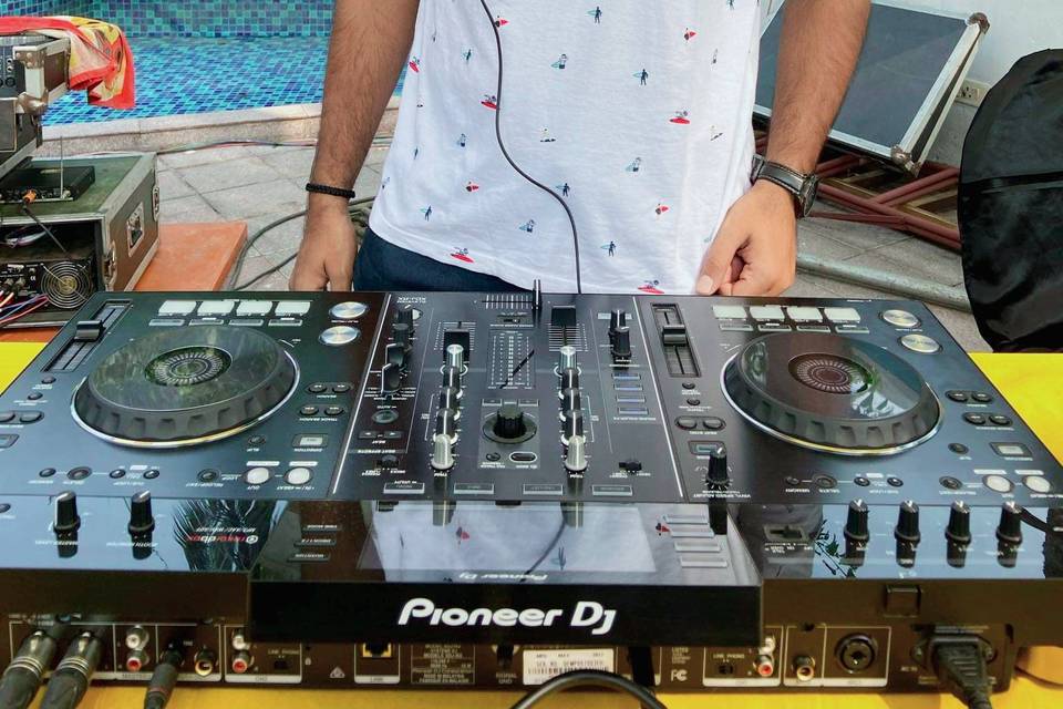 DJ Akash Bhuwania