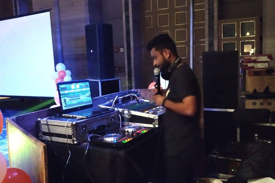 DJ UTKARSH LIVE HYAAT GURGAON